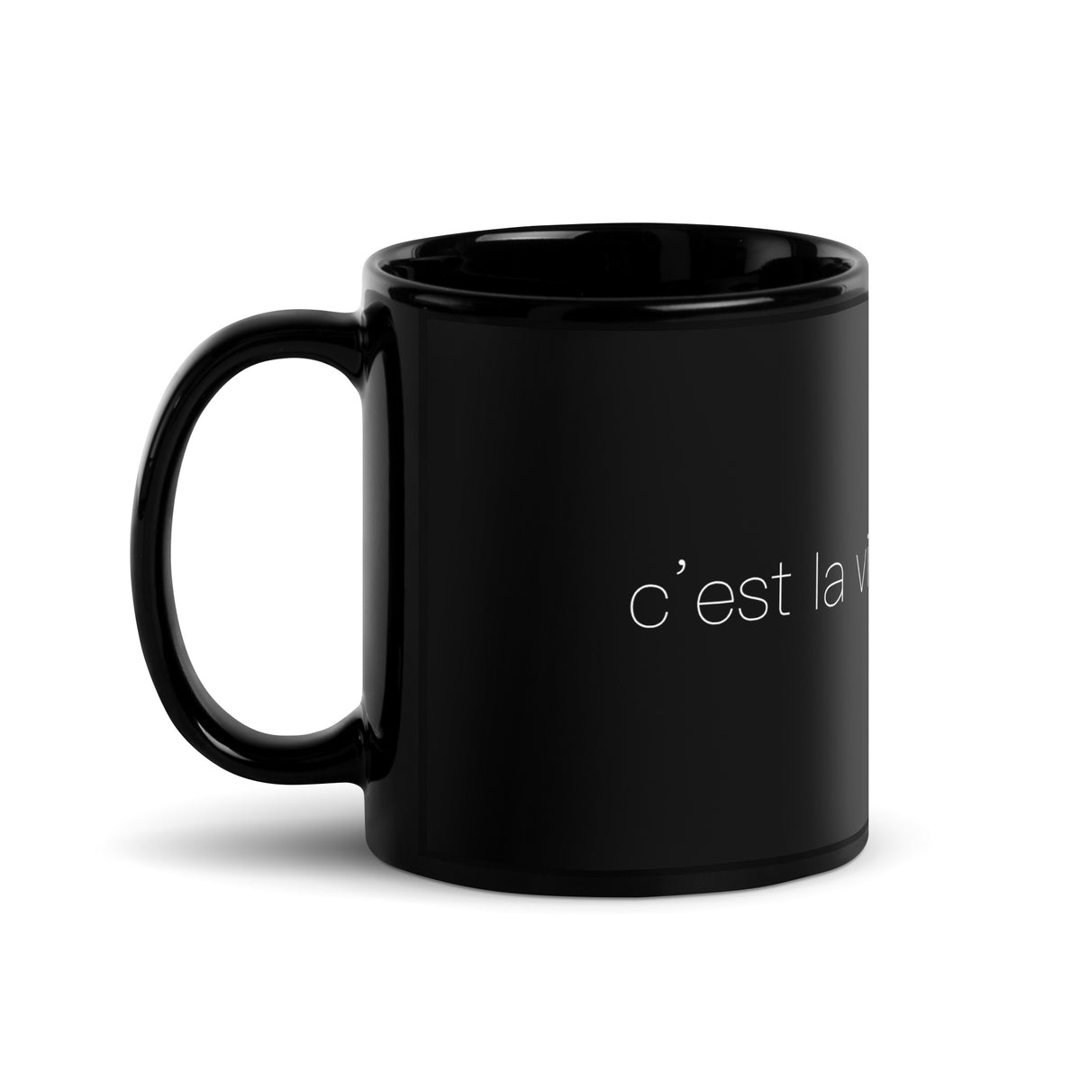 Side view of a black mug that says "c'est la vie, mon chéri"